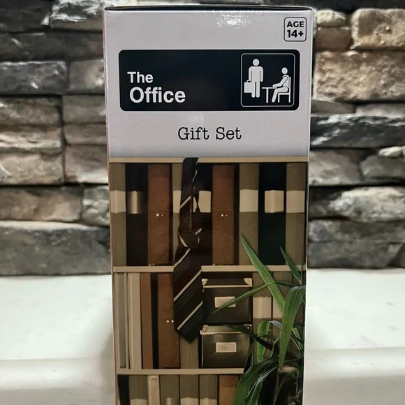 Gift Set - World's Best Boss Mug, Beanie, and Socks (The Office) - Picture 9 of 10